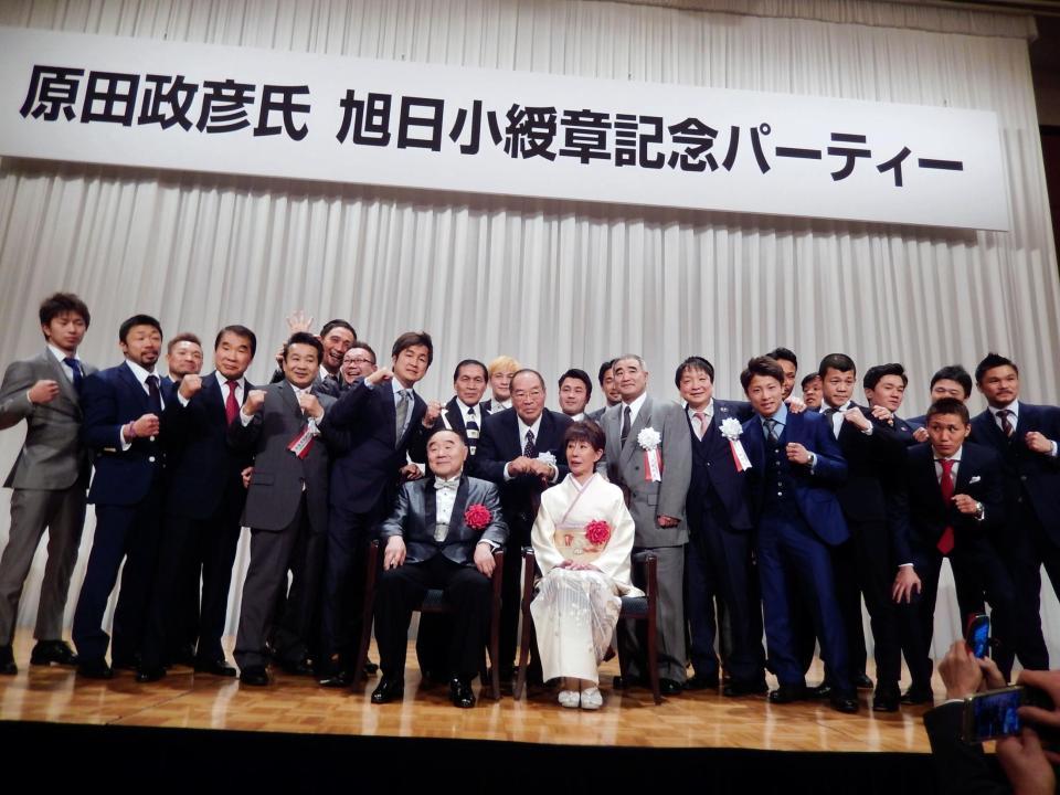 新旧世界王者と記念撮影するファイティング原田氏（前列中央）