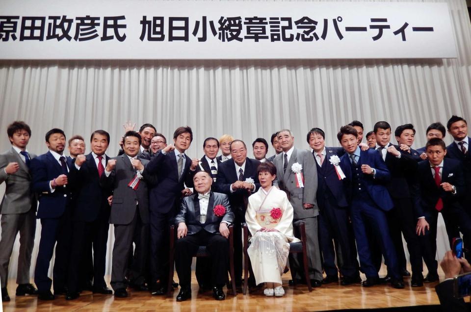 　新旧世界王者と記念撮影するファイティング原田氏（前列中央）