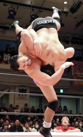 　関本（上）に人間風車を見舞う鈴木