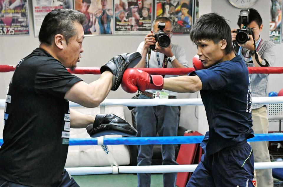 　山下会長（左）のミットにパンチを打ち込む久保隼（撮影・持木克友）