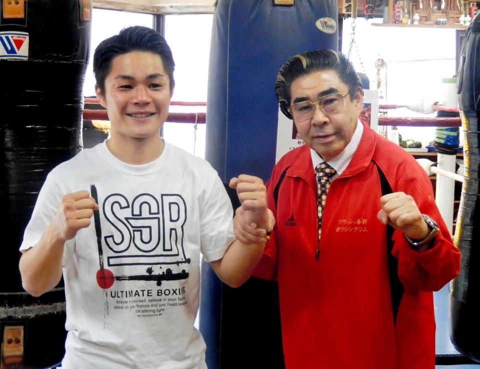 　世界戦の会見に臨む村中優（左）と川島会長