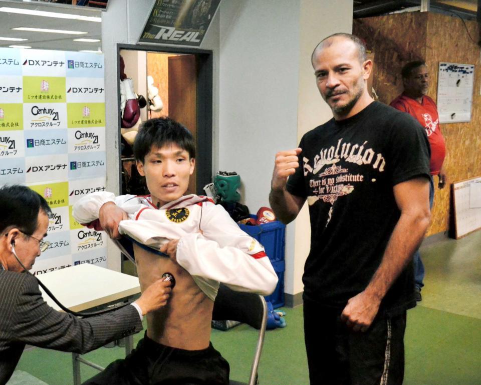 　予備検診を行う挑戦者の久保隼（左）と王者セルメニョ