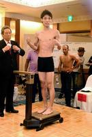 計量を一発でパスした久保隼（中央）とネオマール・セルメニョ（右）＝大阪市内のホテル（撮影・佐藤厚）