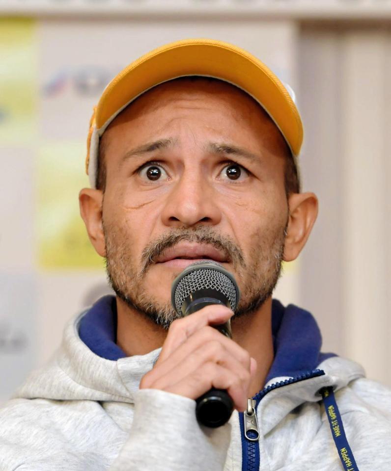 記者の質問に答えるネオマール・セルメニョ＝大阪市内のホテル（撮影・高部洋祐）