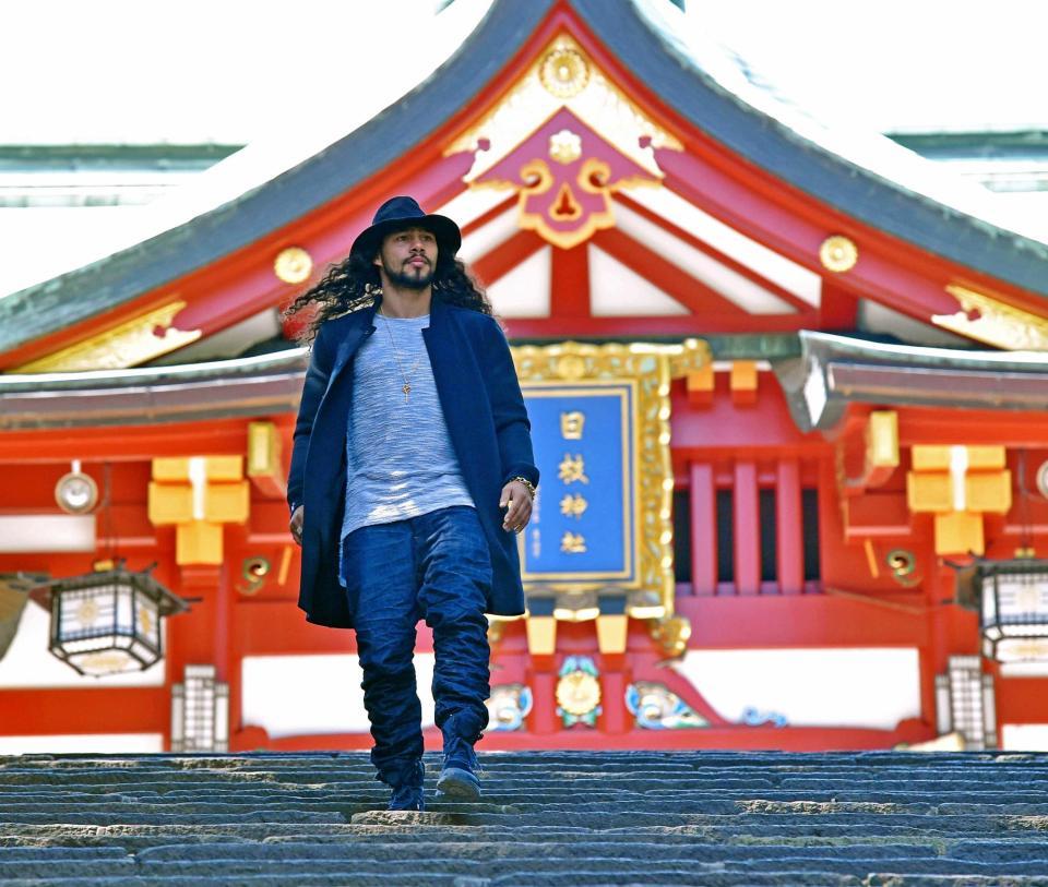 　日本滞在中の楽しみのひとつが神社仏閣巡りというキース・サーマン。この日も滞在先付近の神社を散策した（撮影・出月俊成）