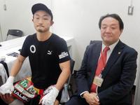 再起した小原佳太（左）と三迫会長