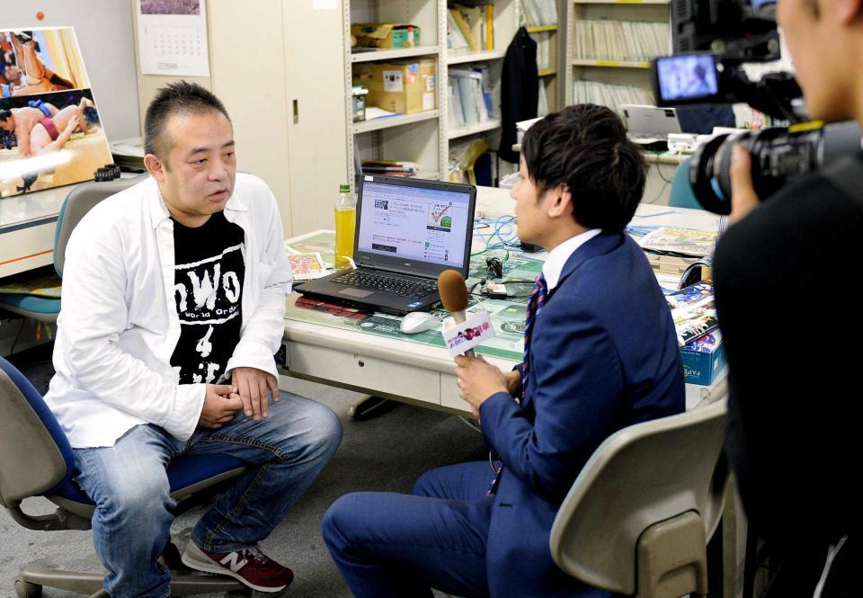 　テレビ朝日の取材を受けるデイリースポーツ・和田記者（左）