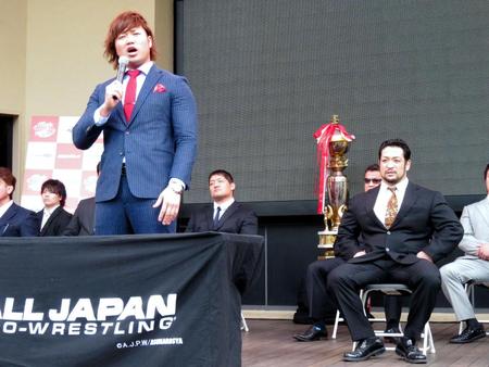 前回優勝した関本大介（右）の視線を受けながら優勝を宣言した宮原健斗（手前）