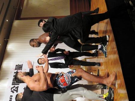 小競り合いを制止されるアミール・アルアックバリ（左）とジェロニモ・ドス・サントス＝東京都目黒区のウェスティンホテル東京