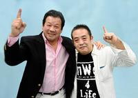 すっかり意気投合した藤波辰爾（左）と本紙・和田記者