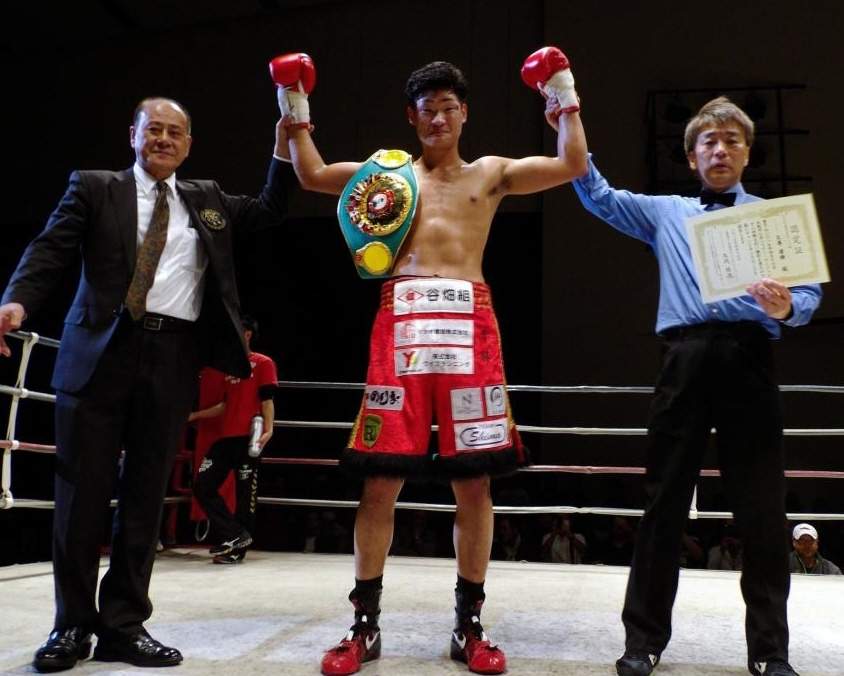 初防衛に成功した太尊康輝（中）＝住吉区民センター