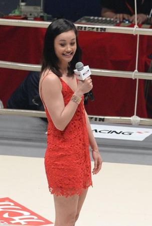 　挨拶をした野沢直子の長女・真珠・オークライヤ