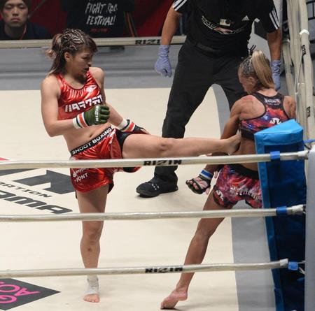 　ドーラ・ペリエシュ（右）にキックを見舞うＲＥＮＡ