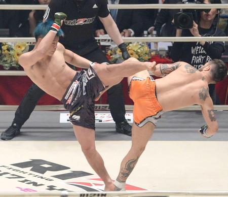 　フランチェスコ・ギリオッティ（右）にキックを見舞う那須川天心