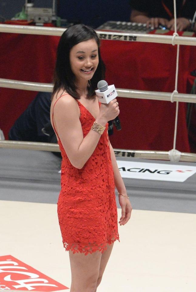 野沢直子の娘の真珠 オークライヤーが赤ワンピでリング上に登場 ファイト デイリースポーツ Online