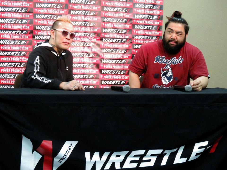 　ＷＲＥＳＴＬＥ－１新体制の陰謀論を主張した論外（左）と征矢＝東京都新宿区のＧＳＰメディアセンター