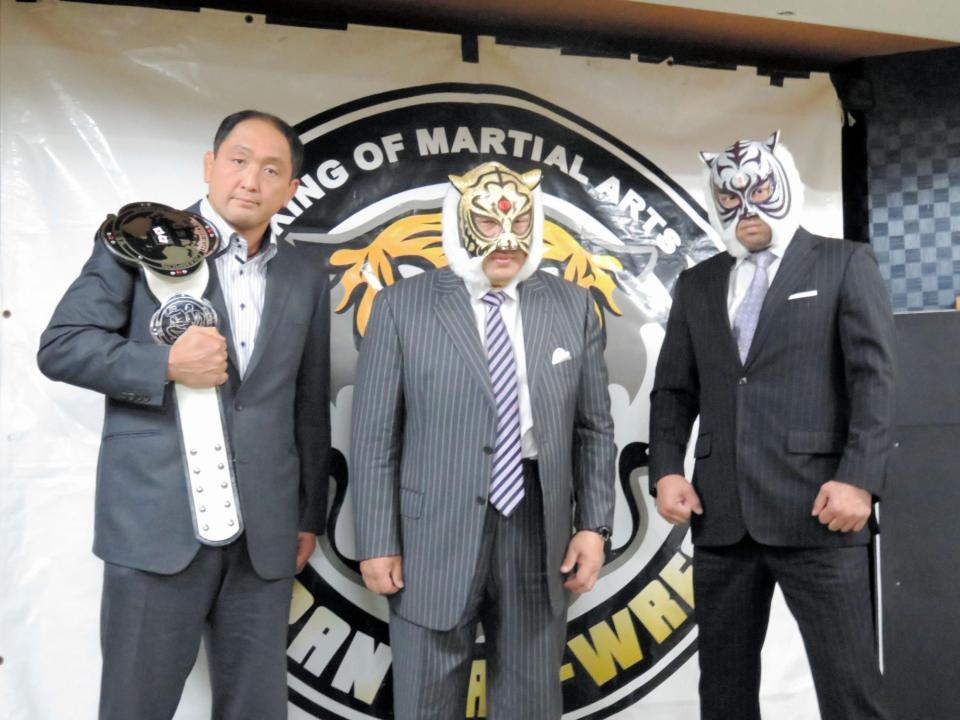 　初代タイガーマスク（中央）とともにレジェンド王座戦へ意気込む大谷（左）とスーパータイガー