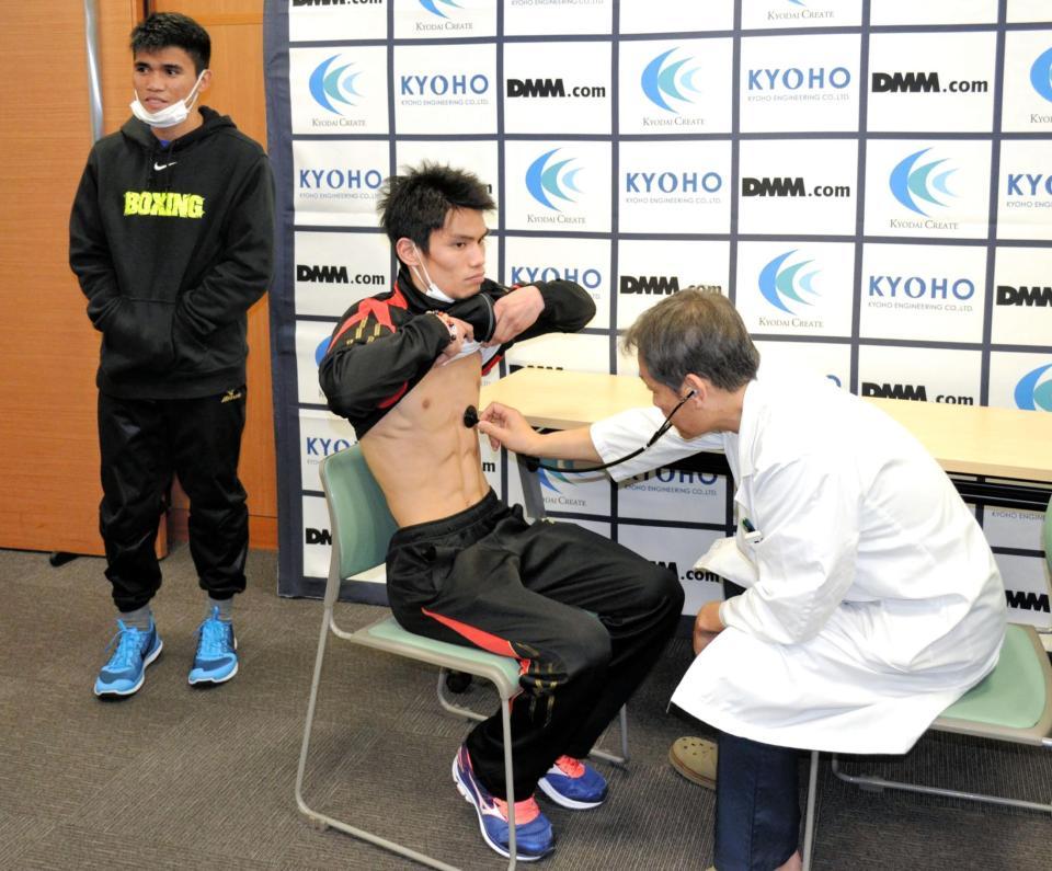 　予備検診を受ける挑戦者の大森将平と王者・タパレス（左）