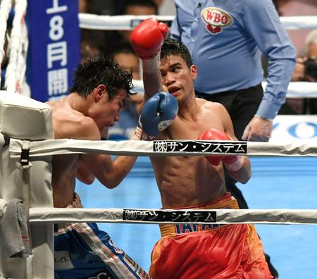 　１１回、マーロン・タパレス（右）にコーナーへ追い詰められる大森将平。この後ＫＯ負けする