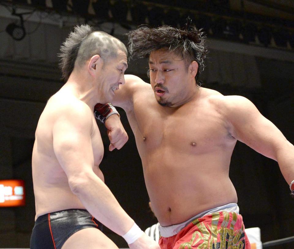 　鈴木みのる（左）にエルボーを見舞う後藤洋央紀