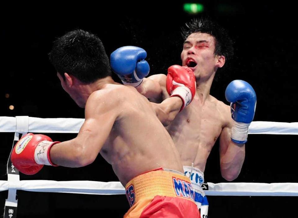 　７回、マーロン・タパレス（左）の右フックを浴びる大森将平