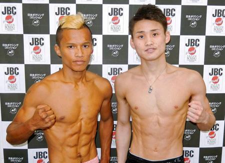 　挑戦者のジョナサン（左）と初防衛に挑む京口紘人