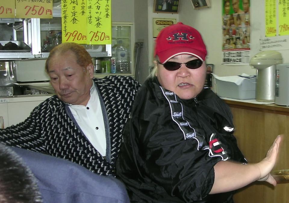 在りし日の阿部四郎さん（左）。右はダンプ松本＝２００６年撮影