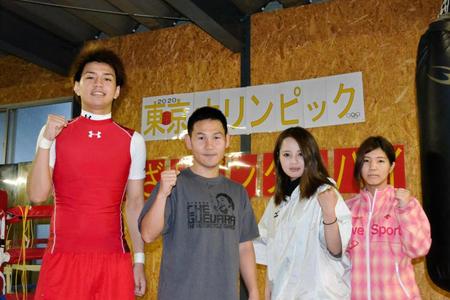 アマ宣言後、名古屋産業大ボクシング部員と初の公開練習を行った高山勝成（左から２人目）