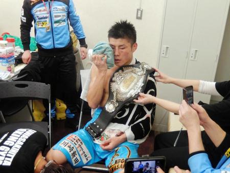 壮絶な打撃戦の跡を冷やす西田光