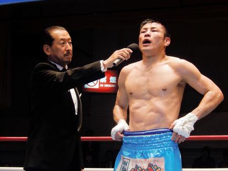 　王座統一に成功し勝利者インタビューを受ける西田光