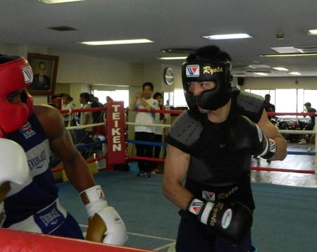 　右強打でスパーリングパートナーを圧倒する村田（右）