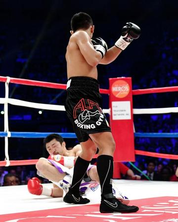 １回、ミラン・メリンド（右）に３度目のダウンを喫した八重樫東＝有明コロシアム（撮影・棚橋慶太）