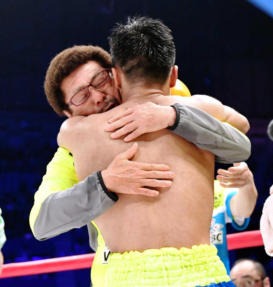 　比嘉大吾を迎える具志堅用高会長