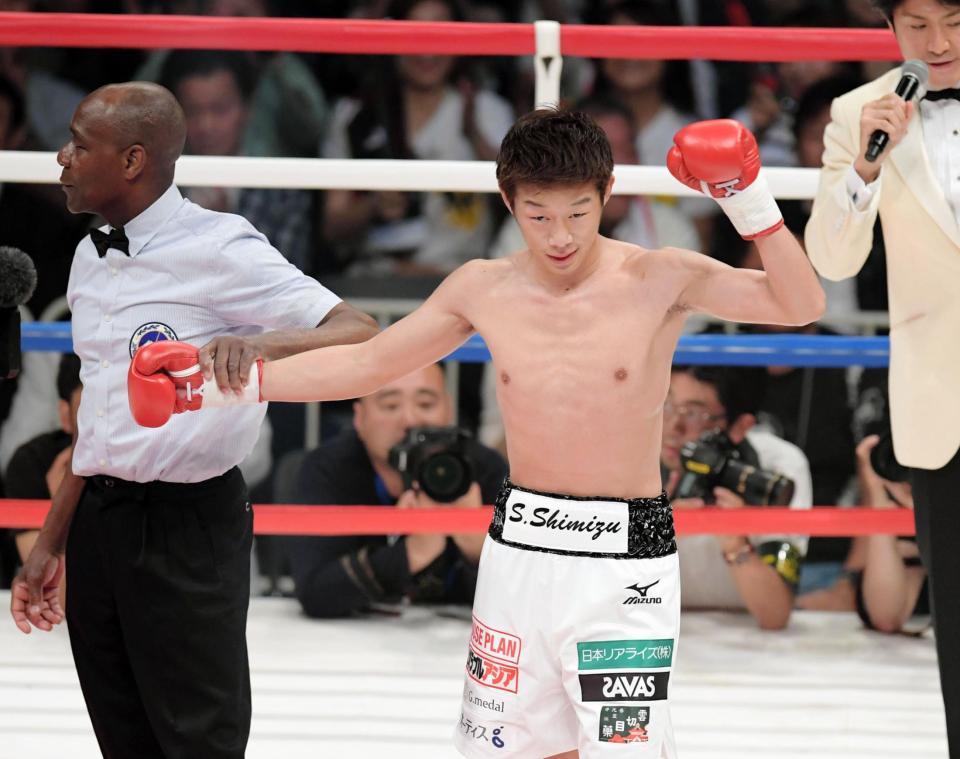 　１回ＴＫＯで勝利しガッツポーズの清水聡