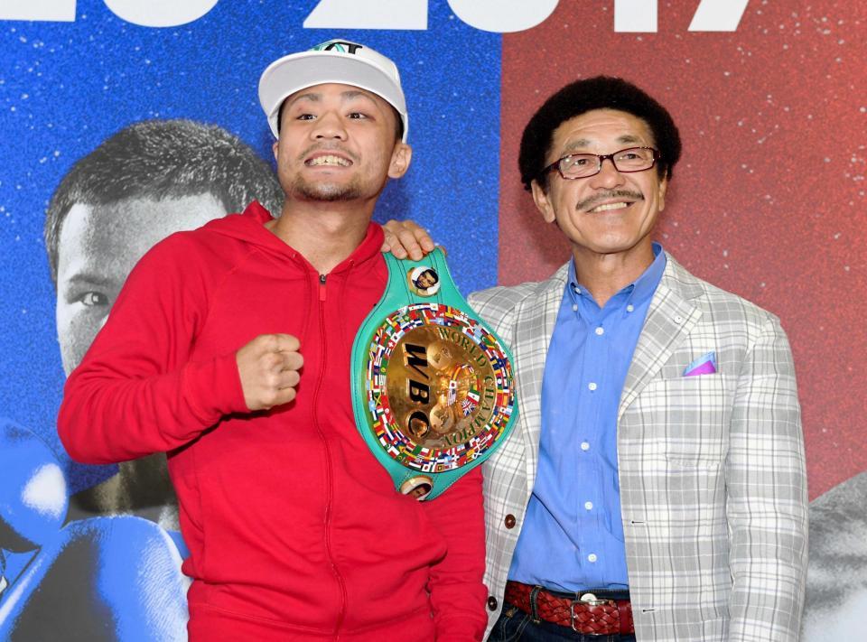 　ベルトを肩に掛けご機嫌の比嘉大吾（左）と具志堅会長