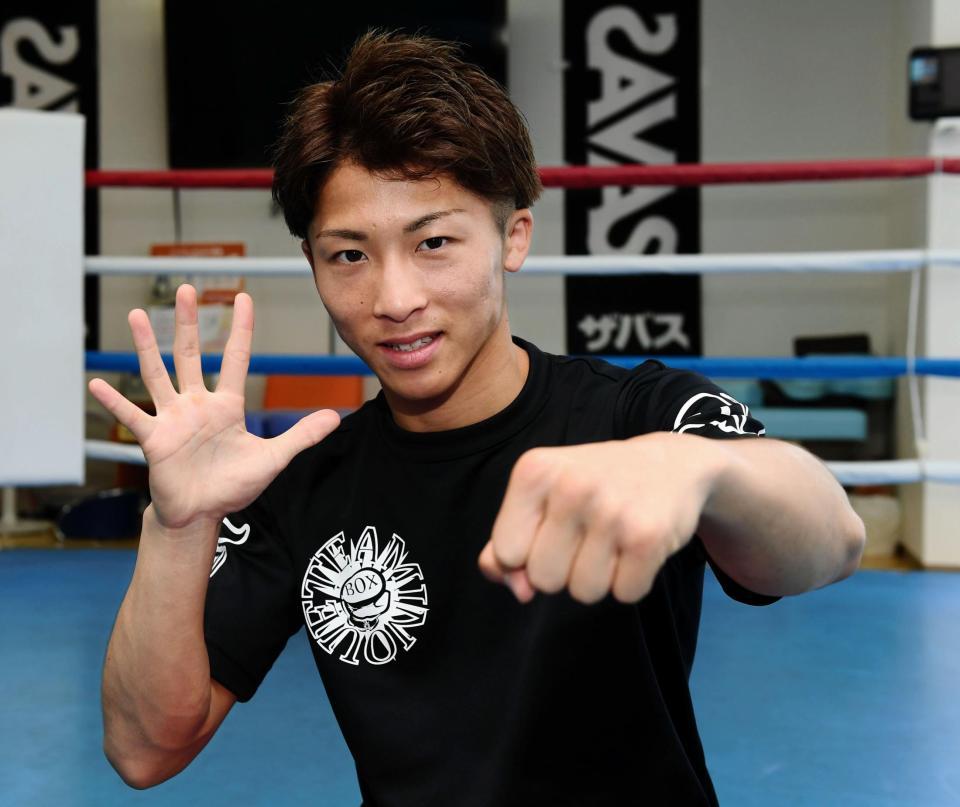 ５回目の防衛を果たしポーズを決める井上尚弥（撮影・園田高夫）