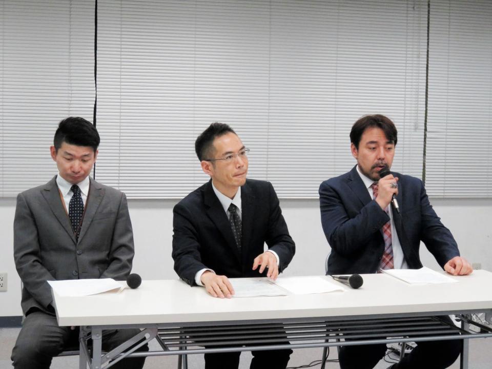 会見するＩＧＦフロント（右からサイモン取締役、青木社長、宇田川ＥＤ）＝東京都中央区のＩＧＦ事務所