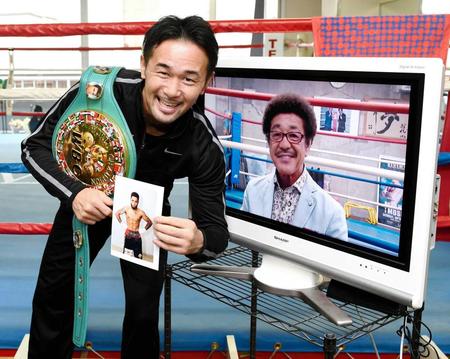 　具志堅用高氏（右）からの激励メッセージに笑顔を見せる山中慎介