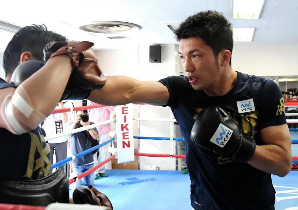 練習を再開しミット打ちで汗を流す村田諒太＝東京・神楽坂の帝拳ジム（撮影・堀内翔）