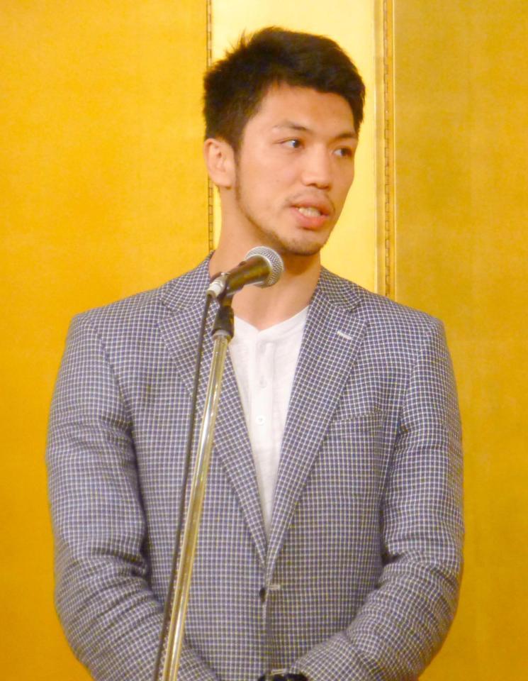 　京都市内で開かれた後援会のパーティーであいさつする村田諒太（共同）