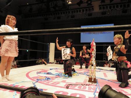 （右から）花月、木村花、クリス・ウルフから大江戸隊に誘われる中野たむ＝後楽園ホール