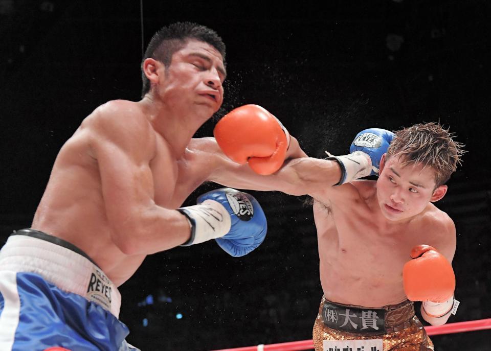 　１０回、京口紘人がパンチを出す。左はホセ・アルグメド