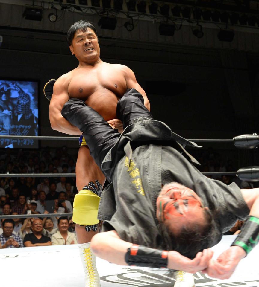 　ザ・グレート・カブキ（手前）にジャイアントスイングをする馳浩