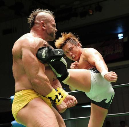 　ブライアン・ケイジ（左）に強烈なキックを叩き込む中嶋勝彦