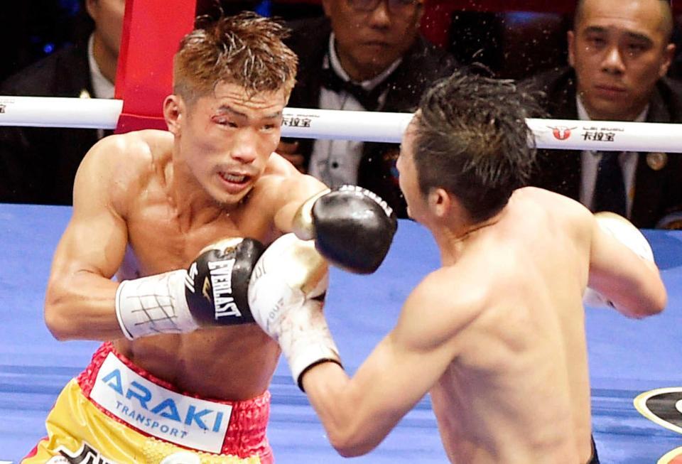 　チャンピオンの鄒市明（右）を攻める木村翔（共同）