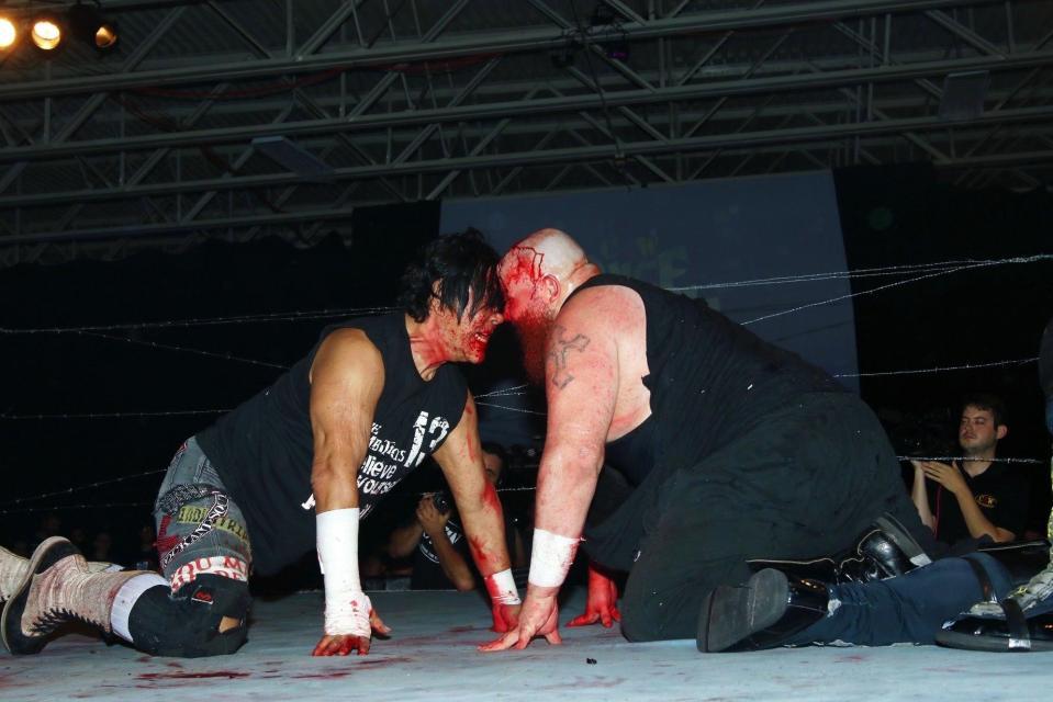 米国初の電流爆破戦でマット・トレモント（右）と額をぶつけ合う大仁田厚＝米国