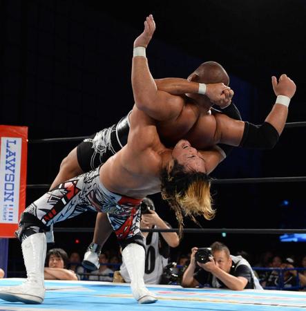 　石井智宏（上）にドラゴンスープレックスを見舞う棚橋弘至