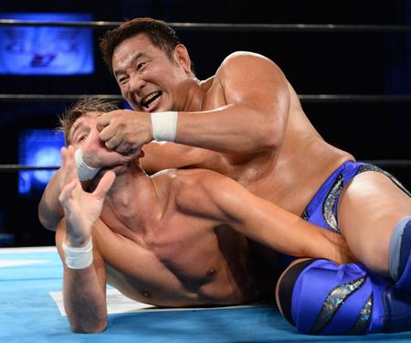 ザック・セイバーＪｒ（下）にナガタロック２をきめる永田裕志＝アクトシティ浜松