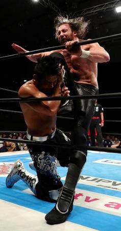 ＳＡＮＡＤＡ（手前）にＶトリガーを見舞うケニー・オメガ＝横浜文化体育館