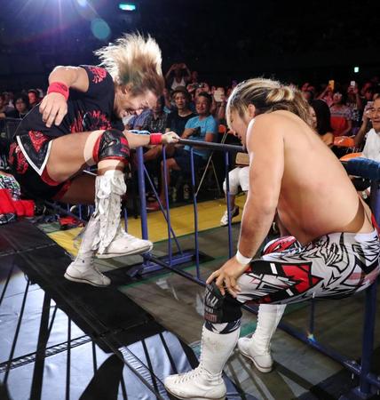 場外で棚橋弘至（右）を攻める内藤哲也＝横浜文化体育館